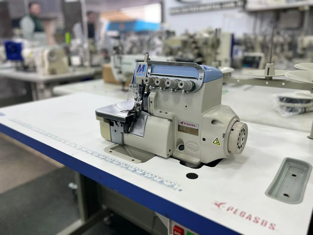 PEGASUS M900 Serisi 4 İplik Kafadan Motorlu Overlok Makinası — görsel 1