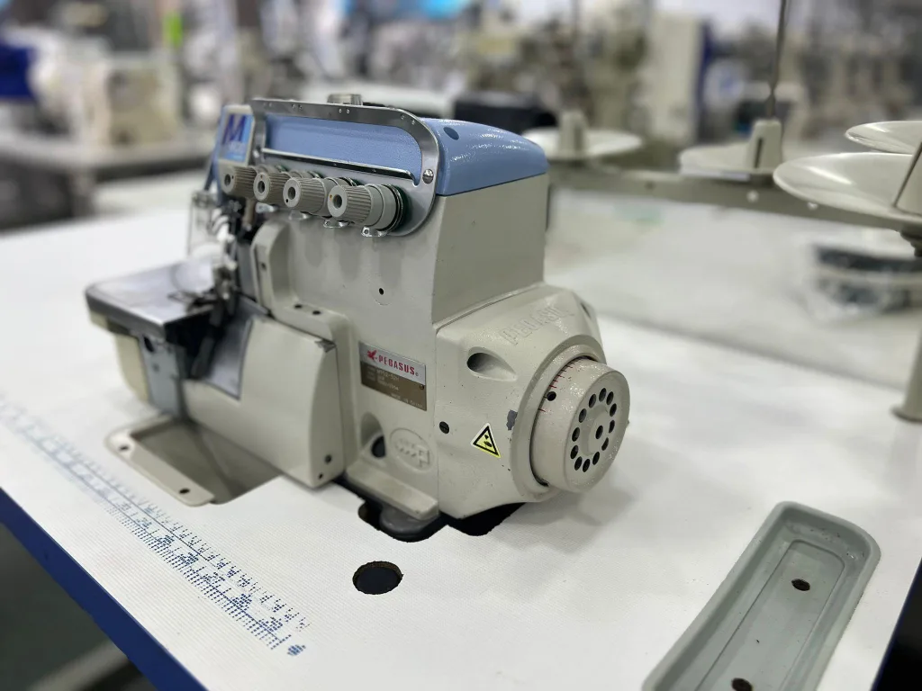 PEGASUS M900 Serisi 4 İplik Kafadan Motorlu Overlok Makinası — görsel 2