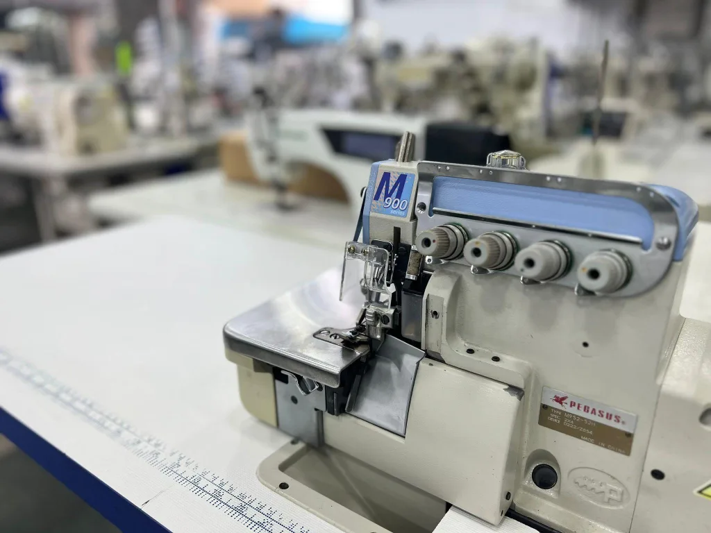 PEGASUS M900 Serisi 4 İplik Kafadan Motorlu Overlok Makinası — görsel 3