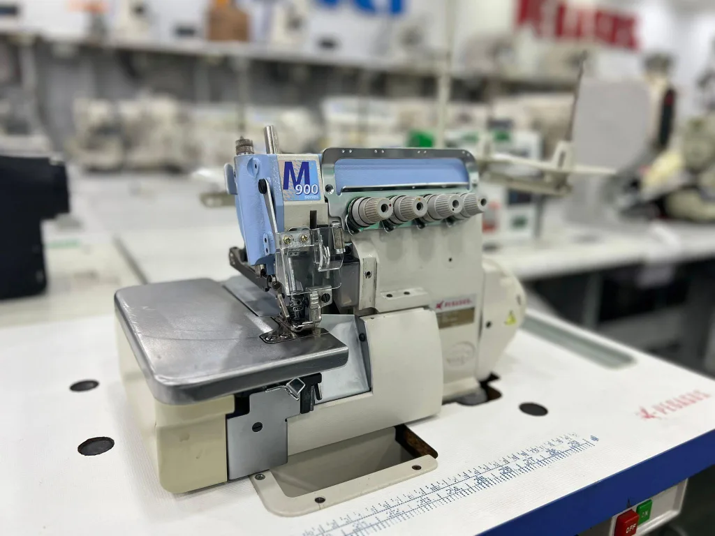 PEGASUS M900 Serisi 4 İplik Kafadan Motorlu Overlok Makinası — görsel 4
